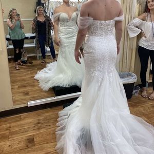 Weddding Dress, brand new. Only wore to try on. Detachable straps.